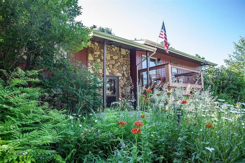 220 Coulee Dr