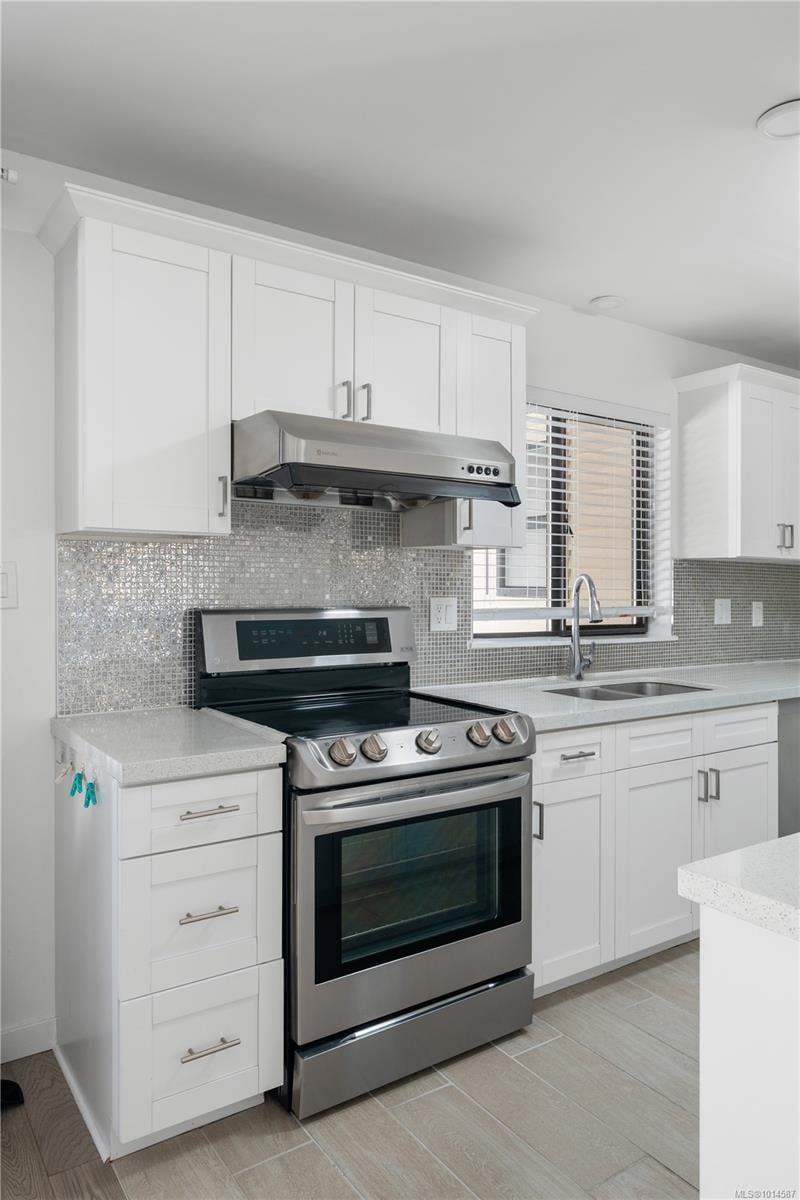 4101 Scoones Pl, Saanich