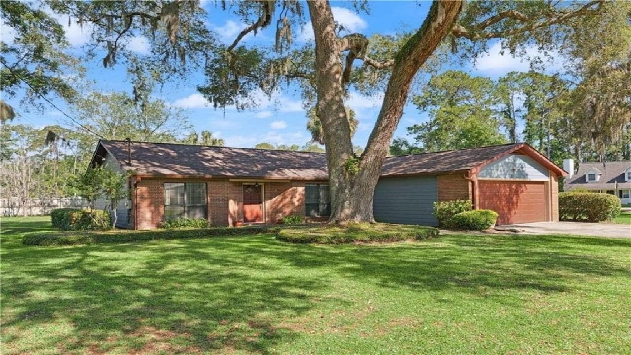 153 Tupelo Circle, Brunswick, GA Presented by Anneliese Lightfoot.