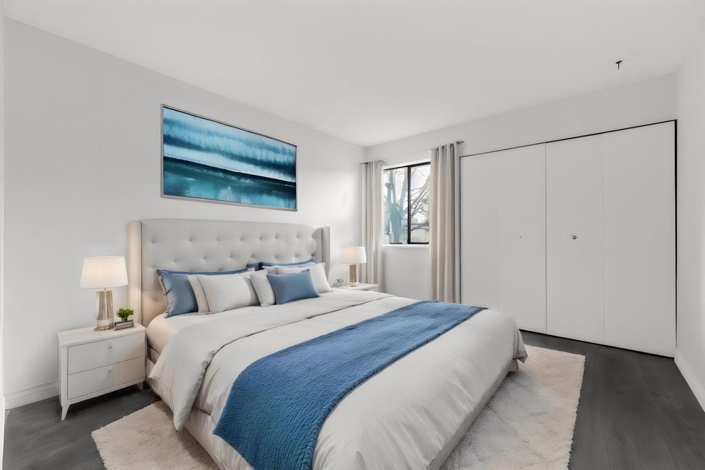 2215 Dundas St, #207