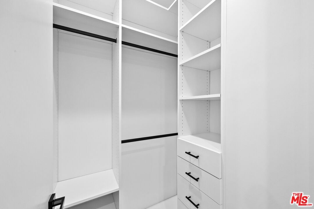 Castle Heights Pl, 90034