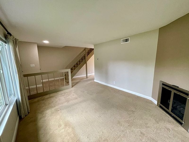  2 Comstock Queen Ct