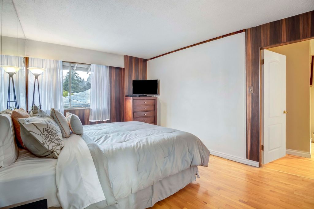 555 W 28th St, #104