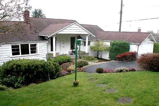 998 Esquimalt Ave