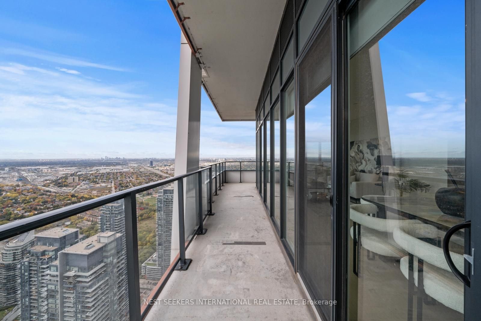 LUXURY AT SKYTOWER 