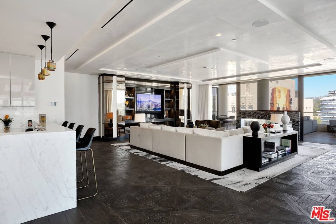 6250 Hollywood Blvd, #15A/B