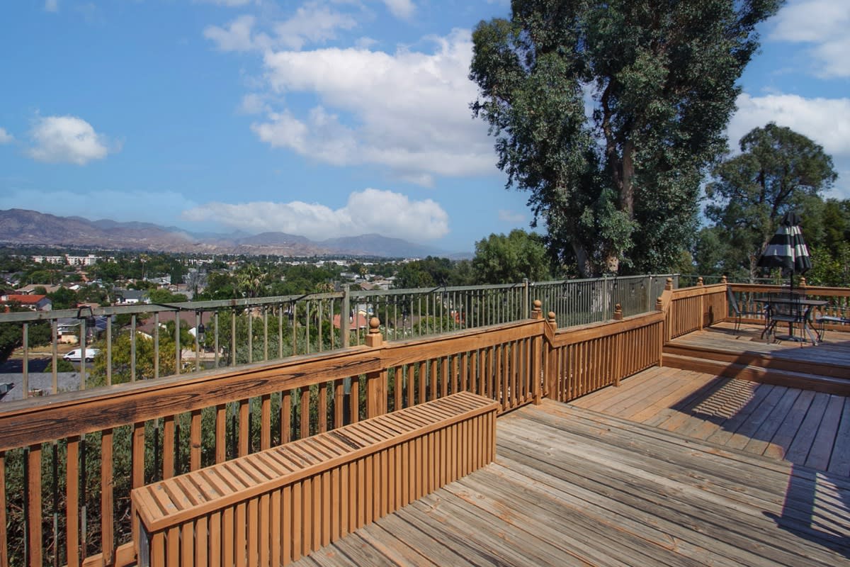 11930 Edgecliff Ave Sylmar, CA