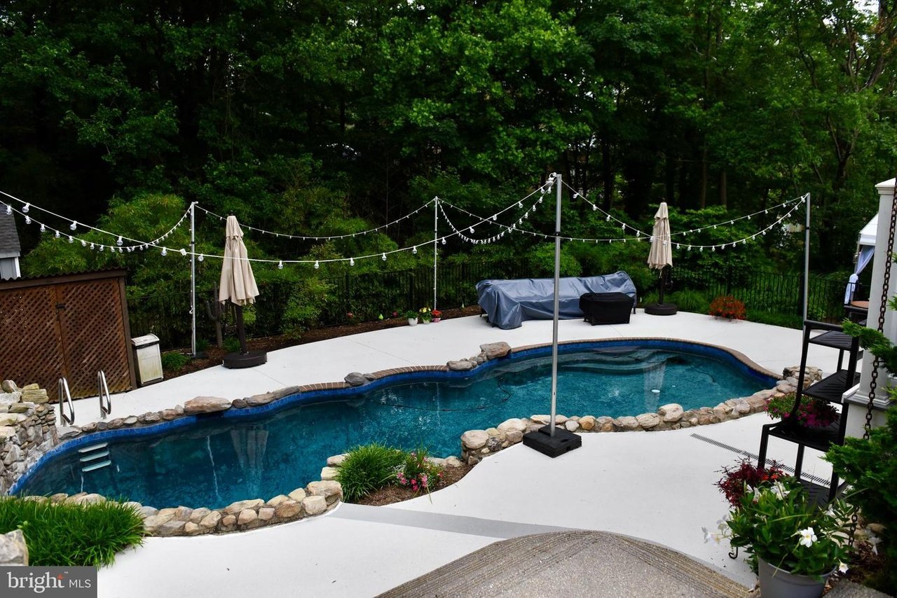 302 Holly Rd