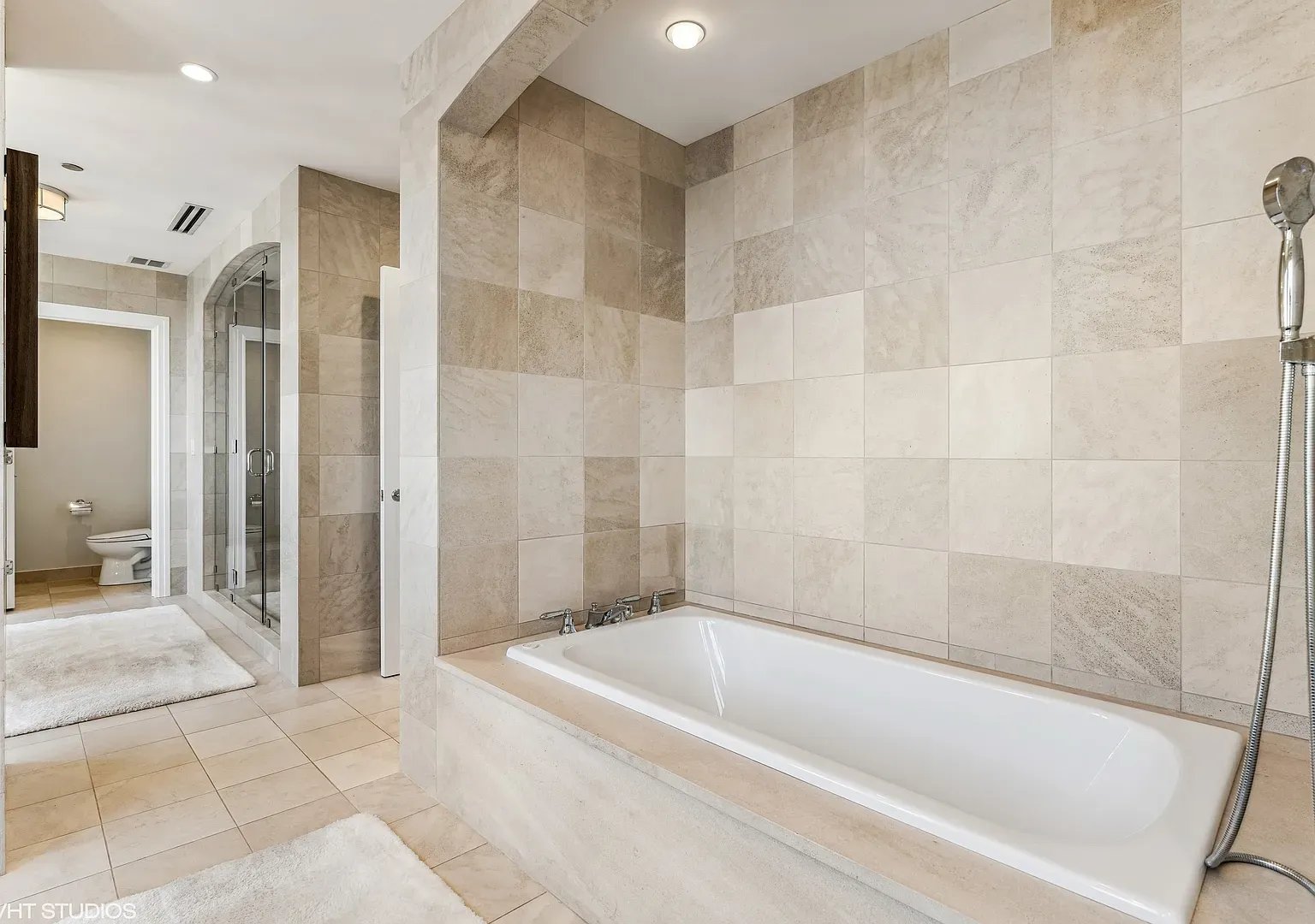 11 E Walton St APT 4202