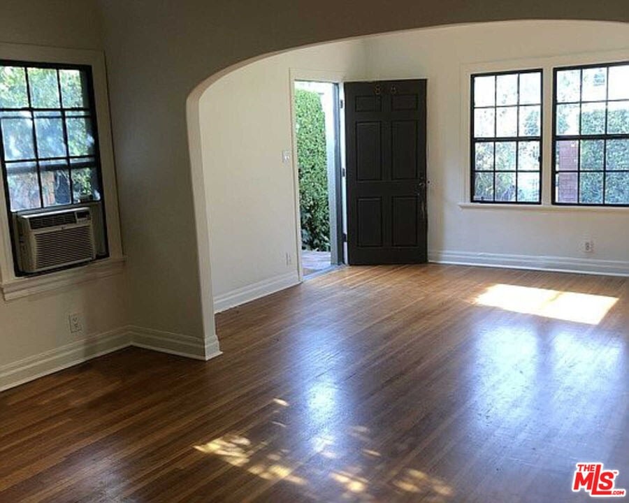848 N La Jolla Ave