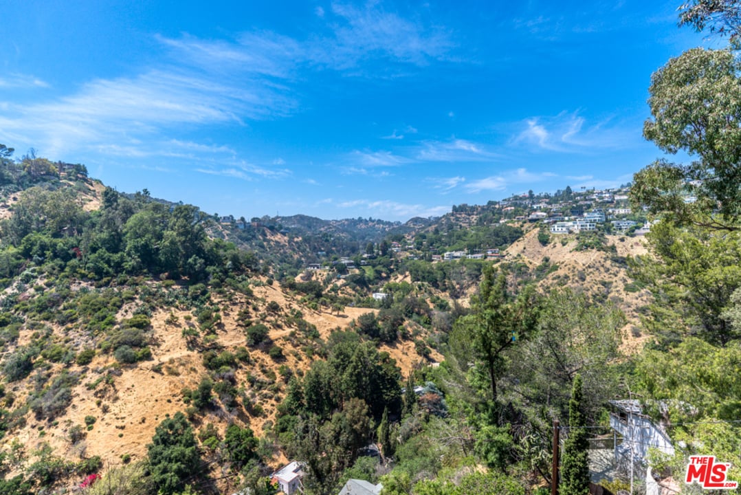 8207 Mannix Dr