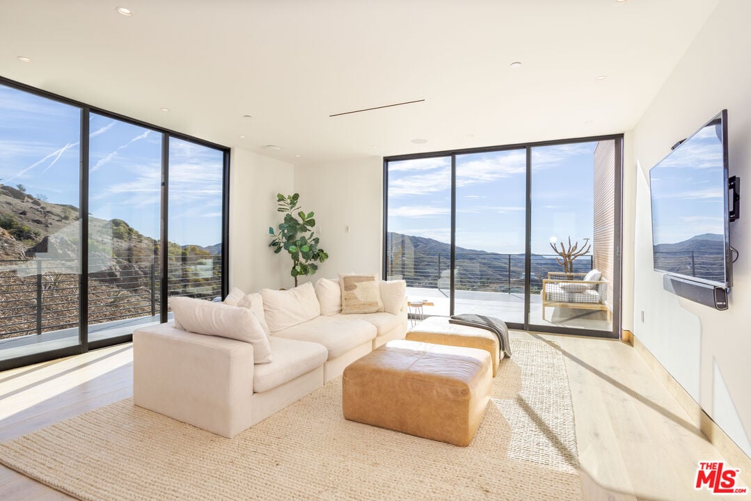 Mulholland Hwy, 90265