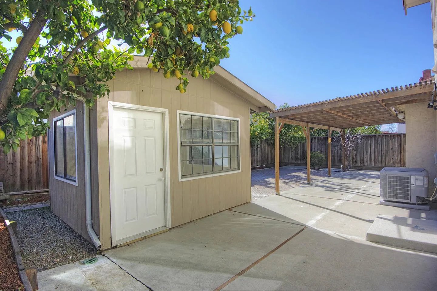 868 Las Lomas Dr
