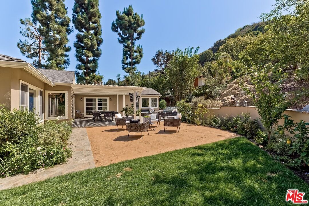 2277 Betty Ln