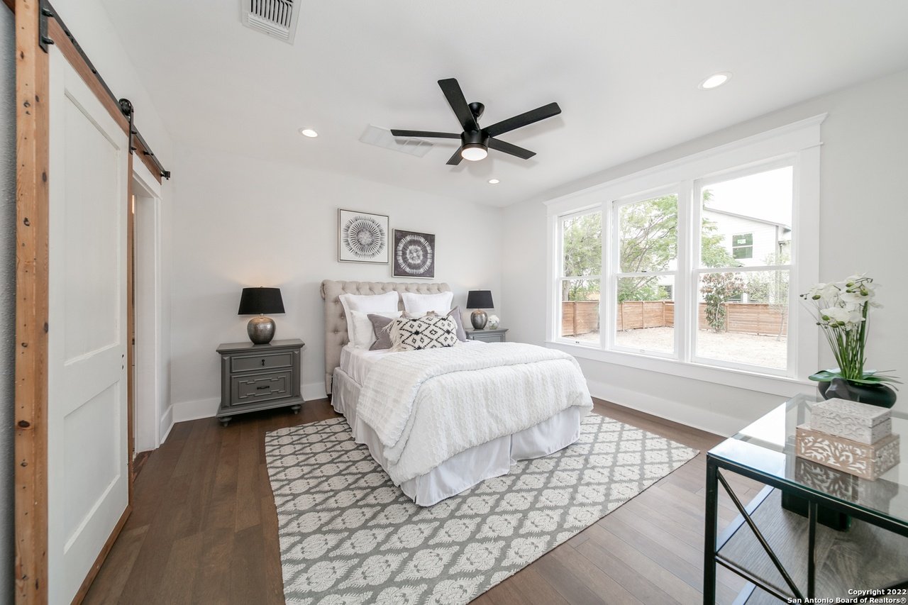 925 Burleson