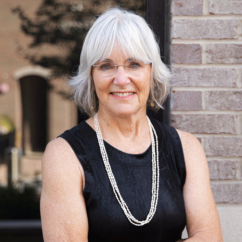 Mag Bussey St. Charles, IL Real Estate Agent Headshot
