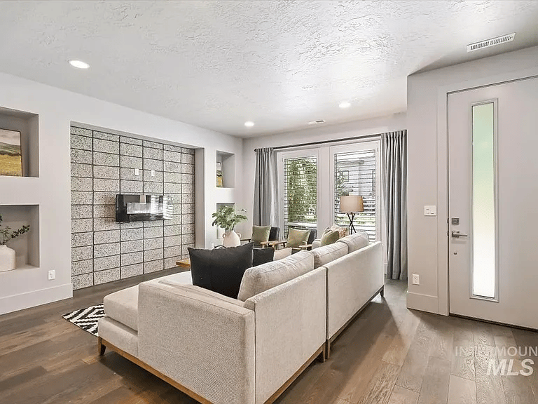 3948 E Parkcenter Blvd