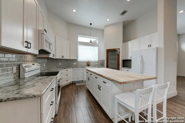 2879 Moncayo Dr