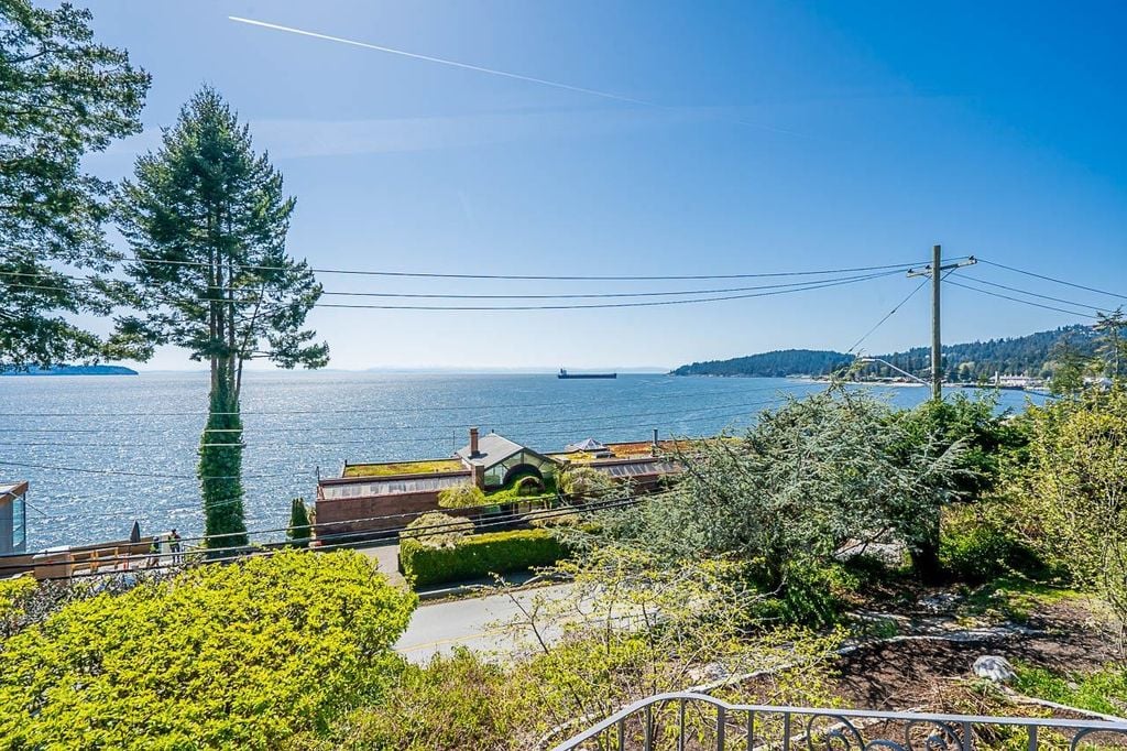 3741 Marine Dr