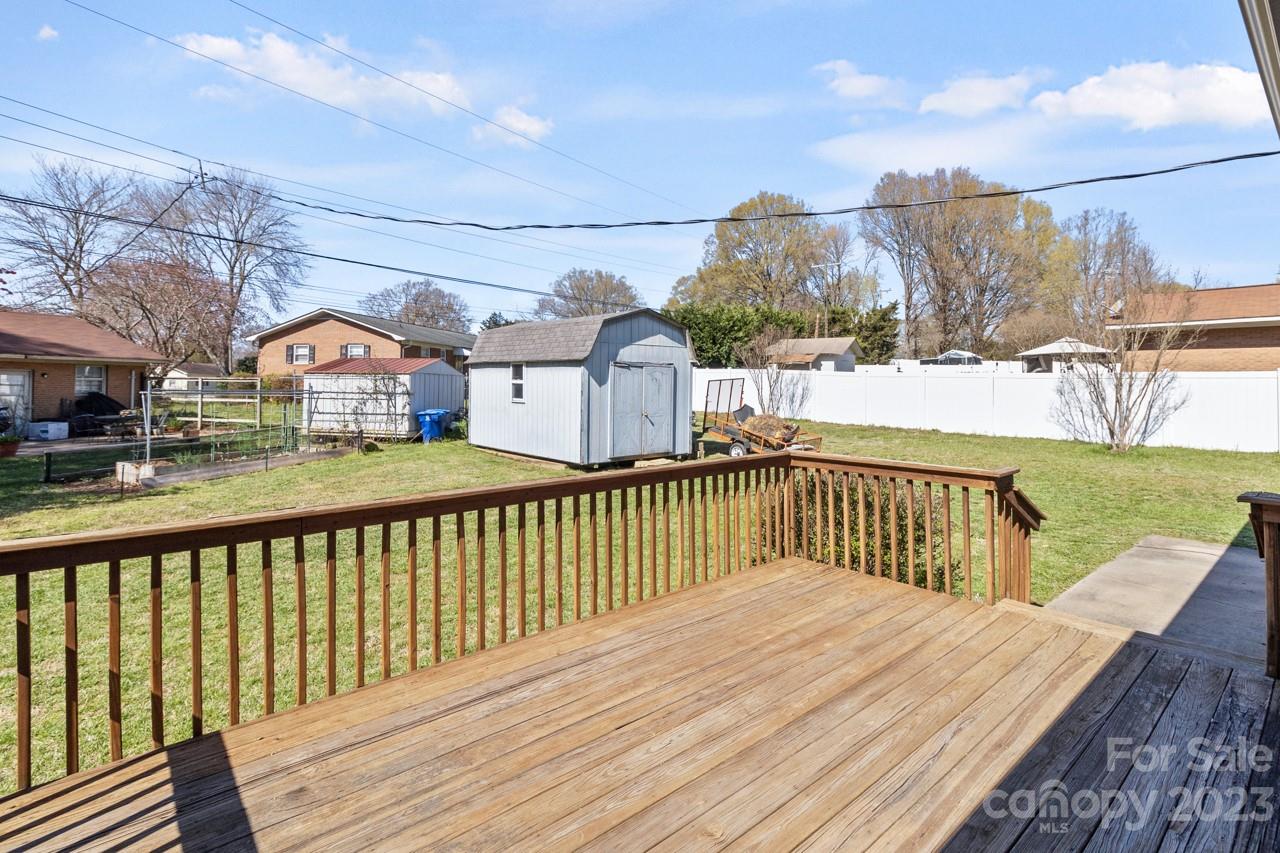 963 E Iredell Ave