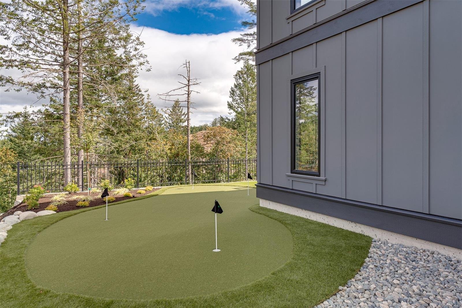 2046 Pinehurst Terr