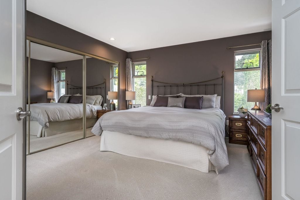 24 Ravine Dr