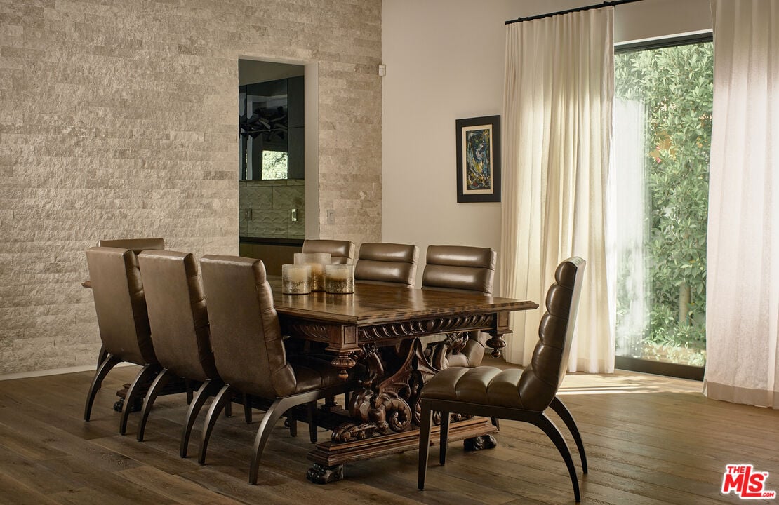 N Bowling Green Way, 90049