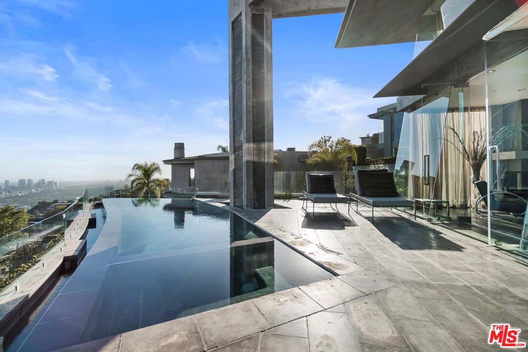 Luminor Crest, Viewmont Dr, 90069