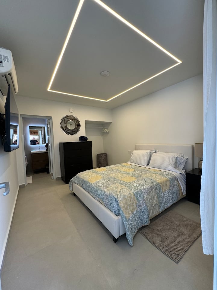 Beach House Apt 5 • Studio • King Bed + Near Beach - Airbnb