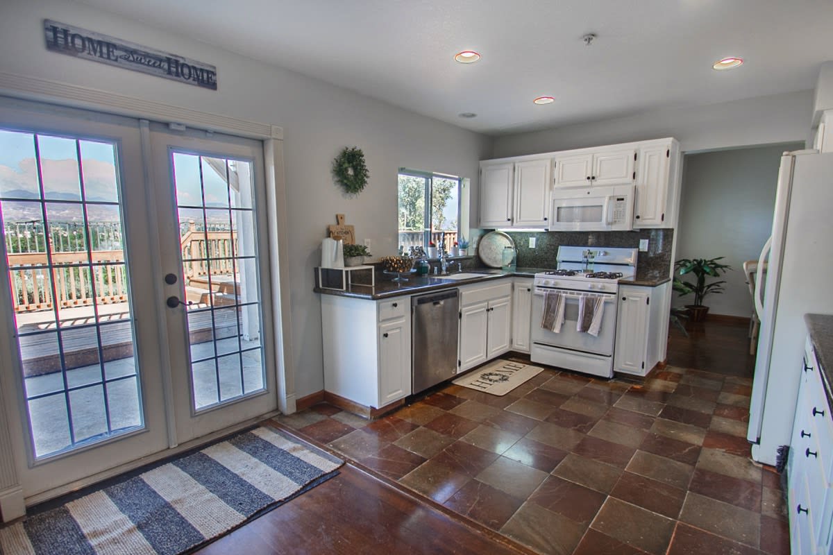 11930 Edgecliff Ave Sylmar, CA