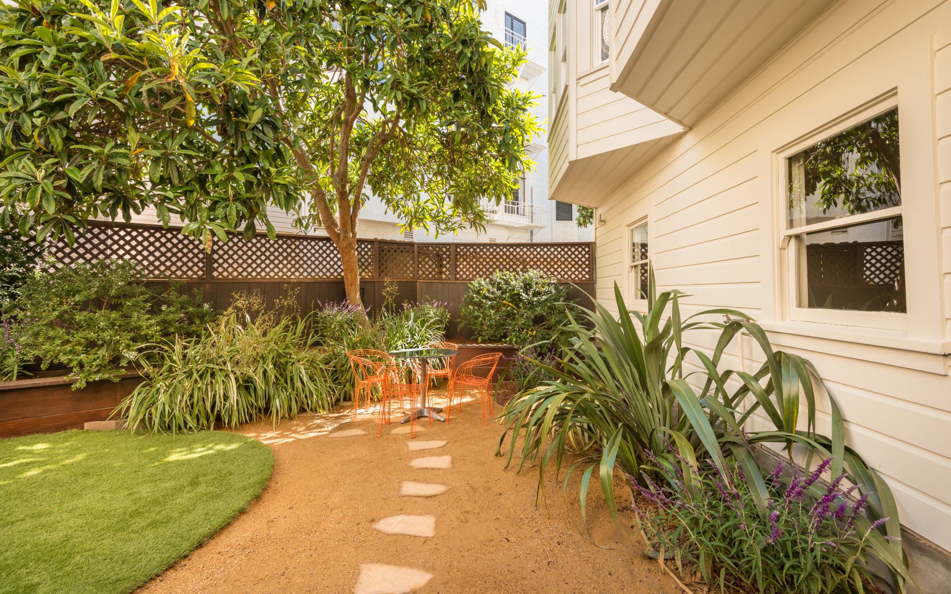 26 Cervantes Blvd