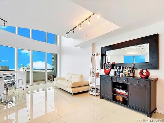 60 SW 13th St. APT: 5218