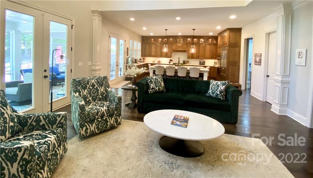 709 Woodcliff Ct