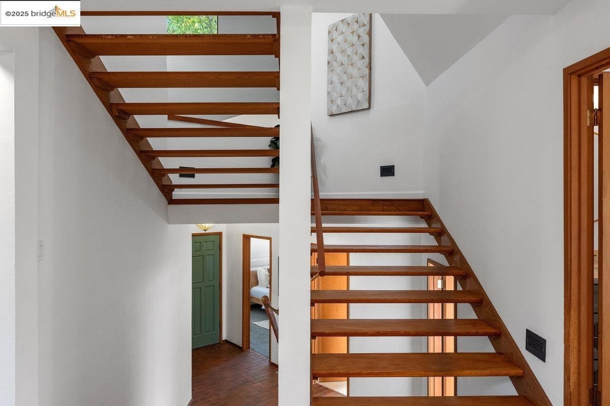 2112 Manzanita Dr