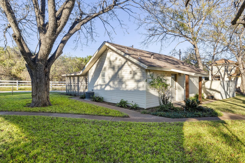 Stunning Waterfront Retreat in the Heart of Kingsland