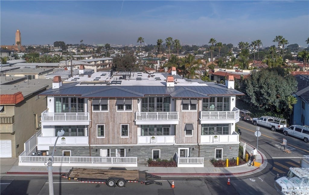 761 Manhattan Beach Blvd