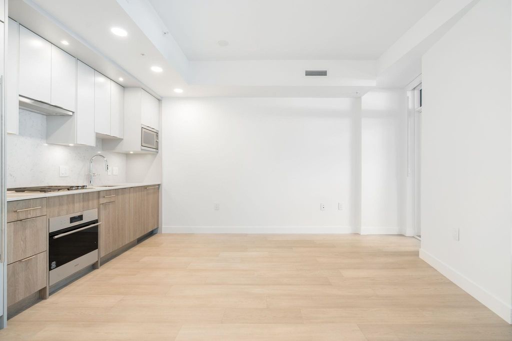 7638 Cambie St, #101