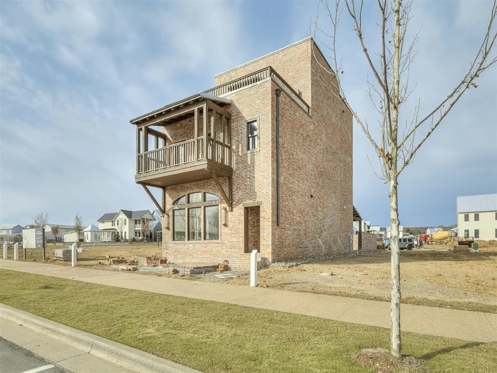 The Ultimate Lakefront Retreat on Water Street – Carlton Landing, Oklahoma - Wyatt Poindexter - The Agency