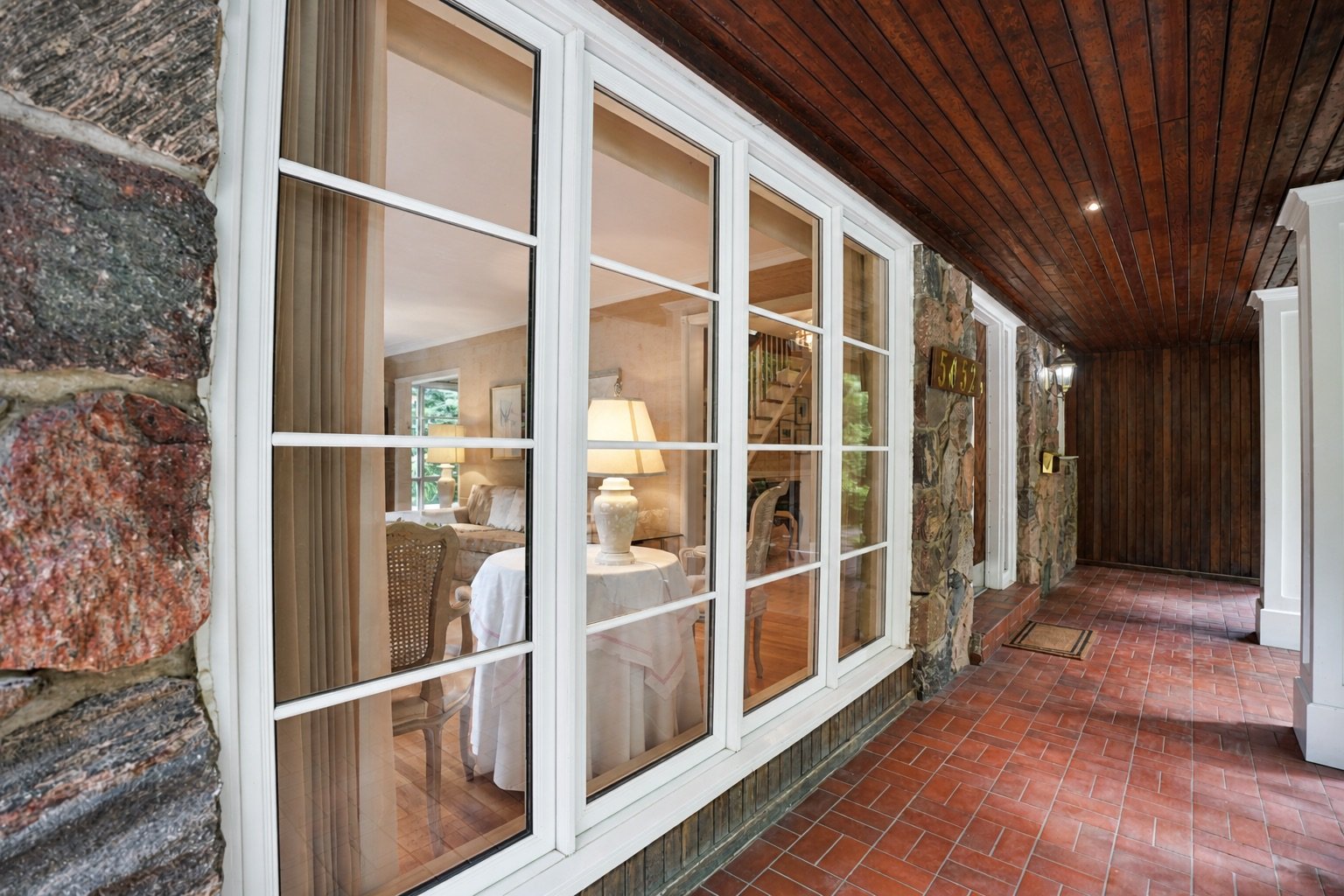 5052 Lakeshore Road, Burlington
