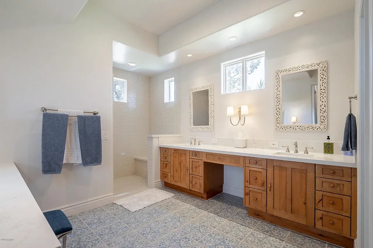 6115 E SHANGRI LA Rd