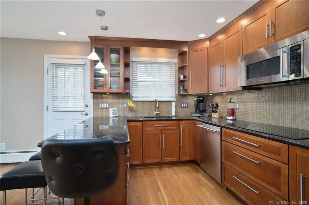 28 Surrey Dr, Norwalk