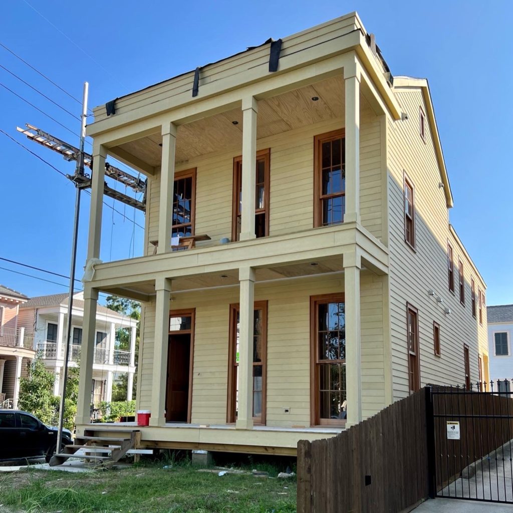 ></div>
<div> </div>
<div>Exterior work in full swing: Loving these beautiful double galleries!</div>
<div> </div>
<div><img style=