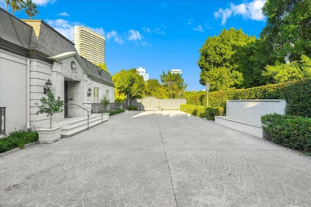 Northstar Manor, N Alta Dr, 90210