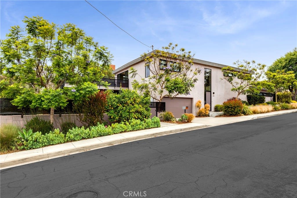 800 North Poinsettia Avenue