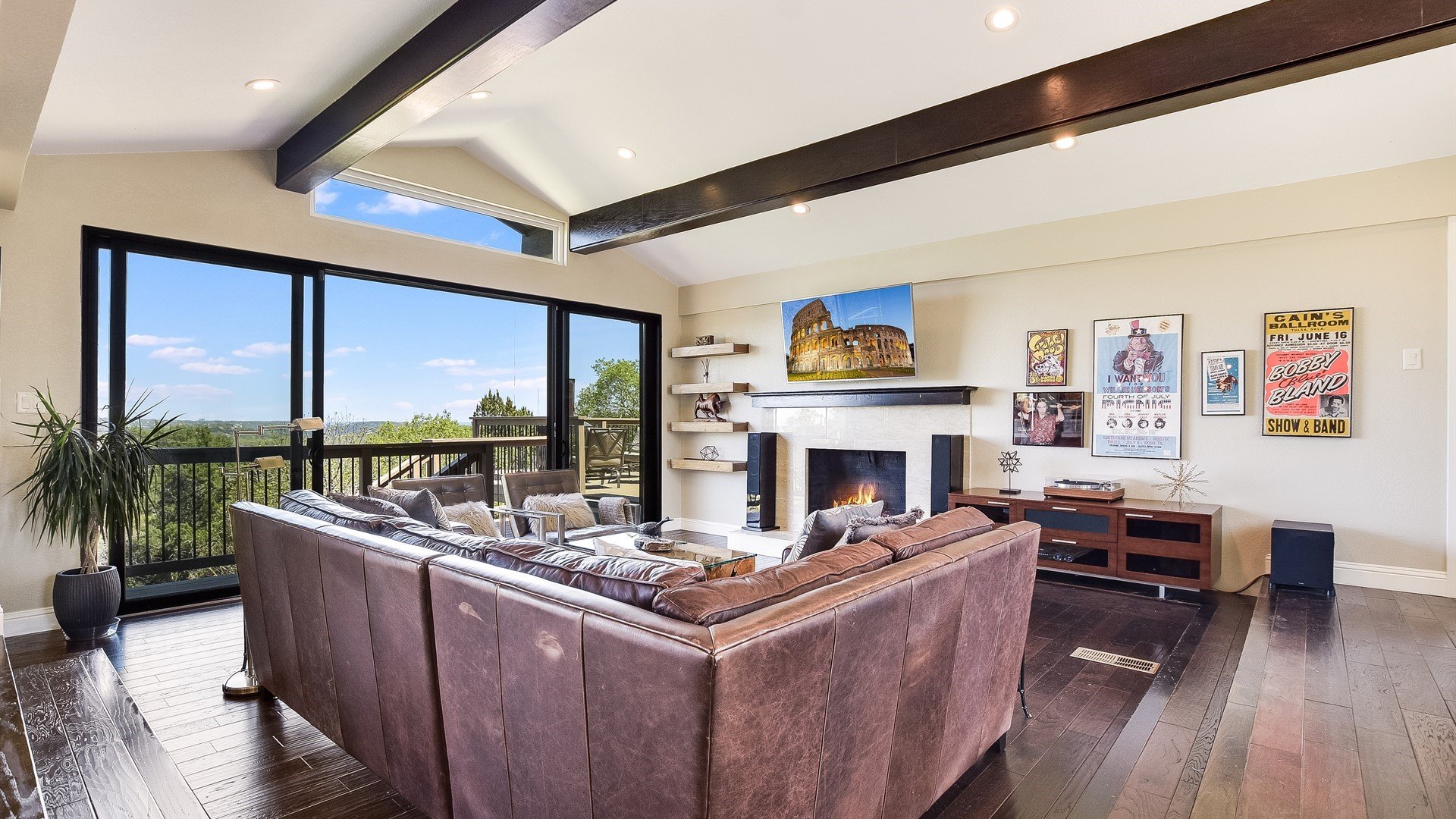 Hilltop Retreat with Panoramic Views