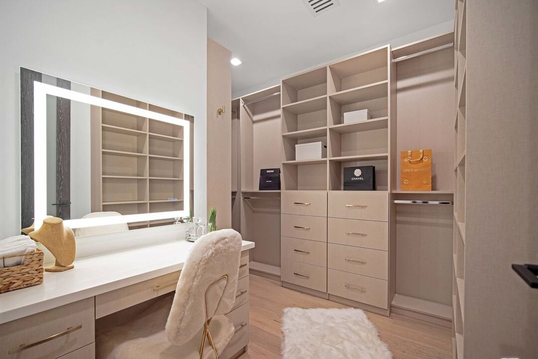 Canyon Lake Dr, 90068