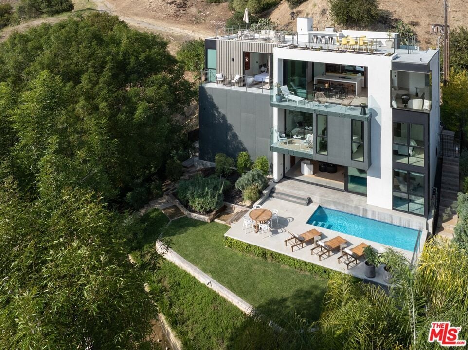 Swedish Paradise, Hargrave Dr, 90068