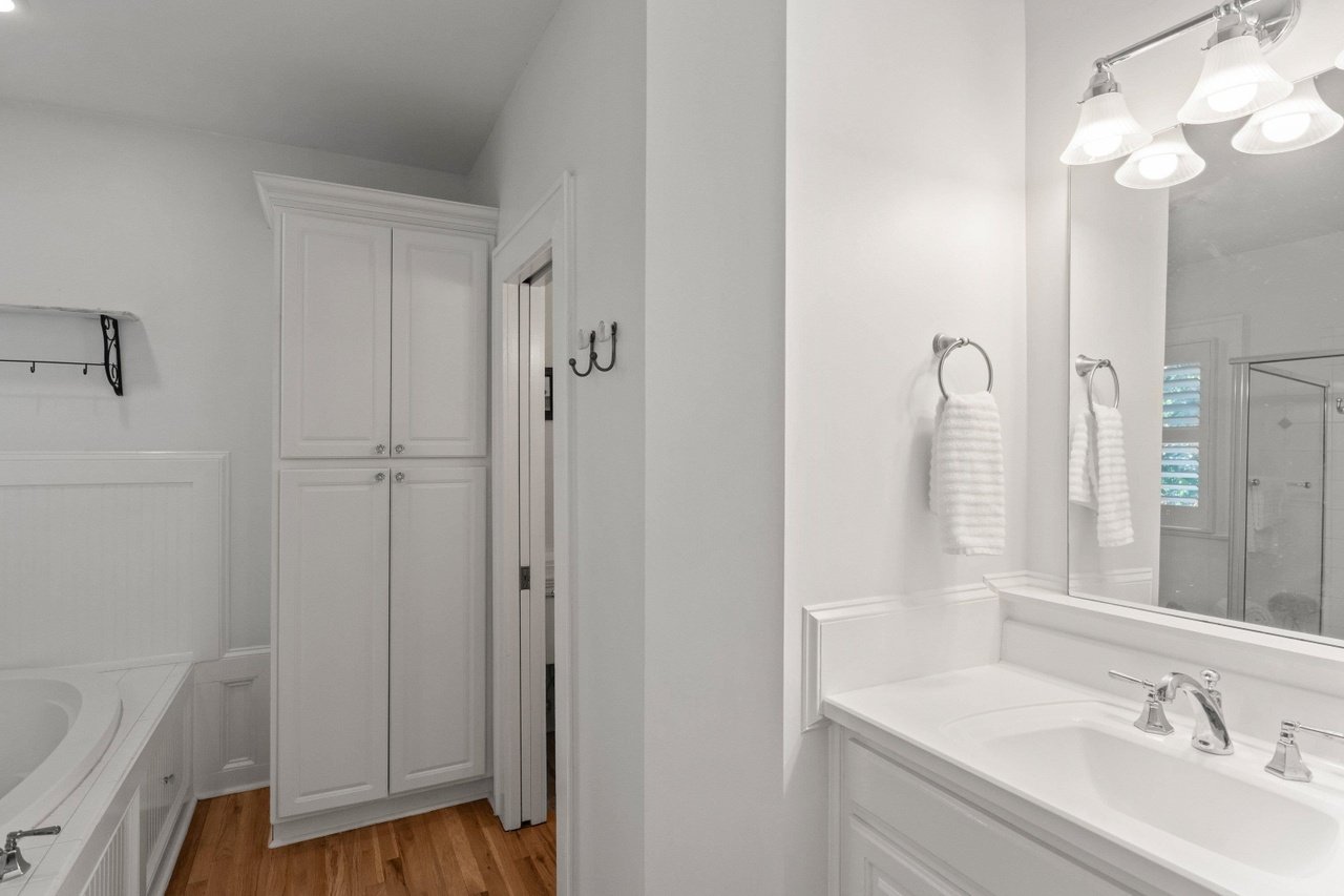 200 W Roanoke Park Dr