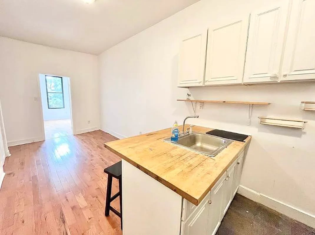 369 Menahan Street #1R