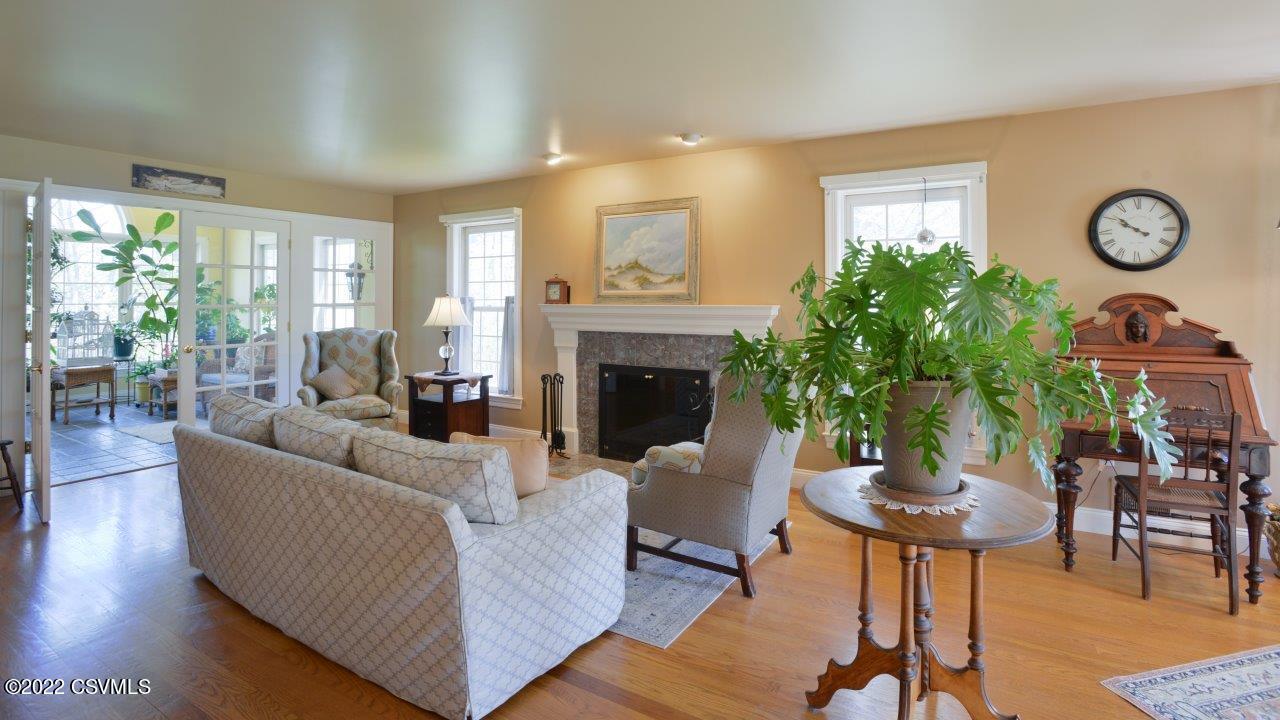 526 Equestrian Ln